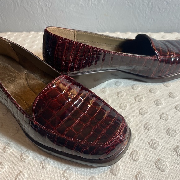 Aerosoles Women's Final Exam Wedge
women's burgundy Crocodile Loafers - Picture 14 of 16